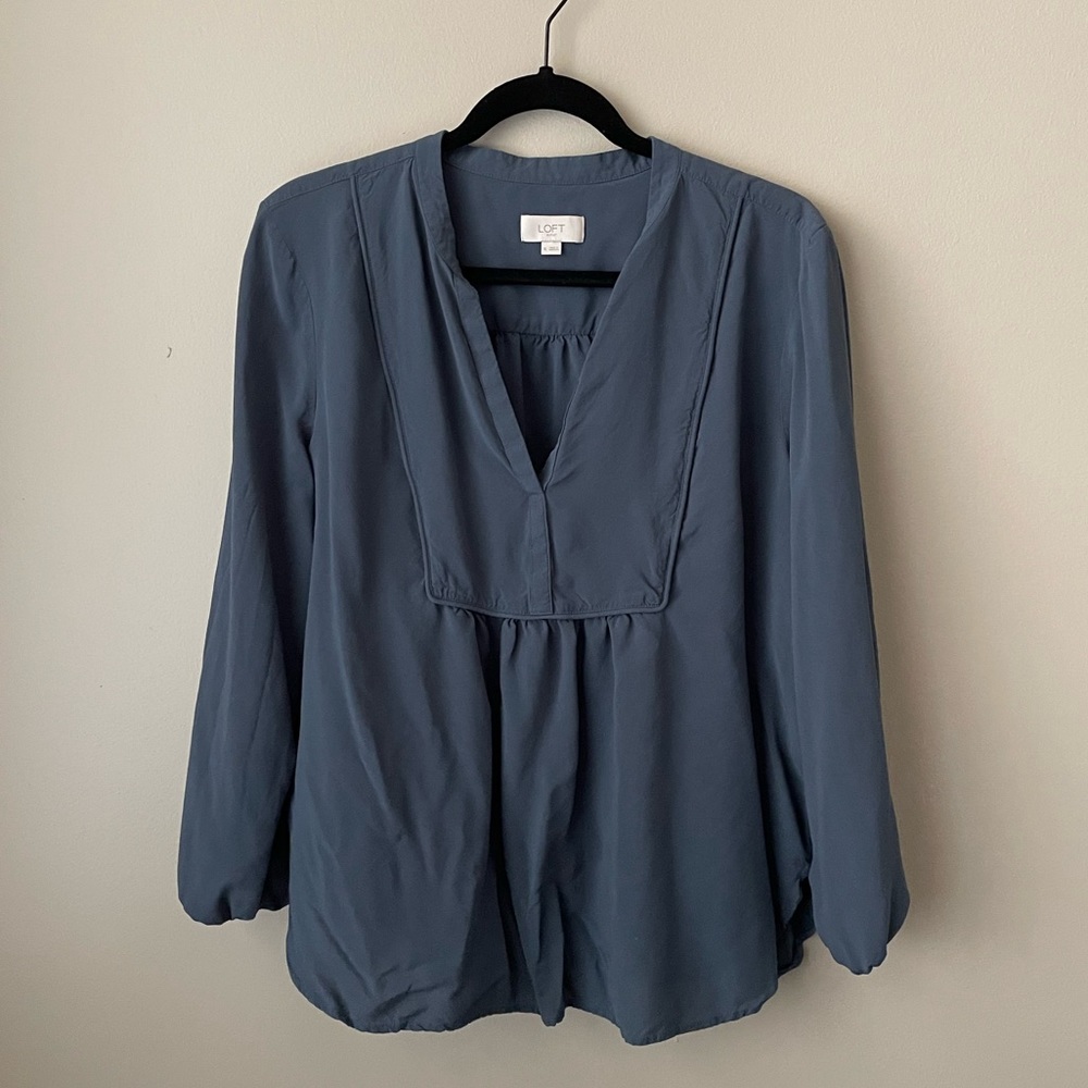 Ann Taylor LOFT XL blouse. Blue long sleeve flowy top, v-neck, ruched detail
